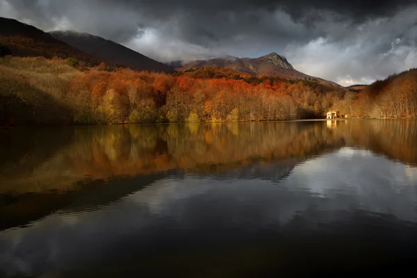 Autumn colors reflected in a lake — Stock Photo, Image