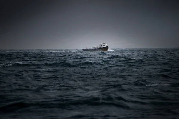 Barco de pesca en el mar del Norte — Foto de Stock