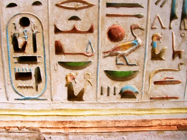 Oude Egypte Hieroglyphs gesneden op de steen — Stockfoto