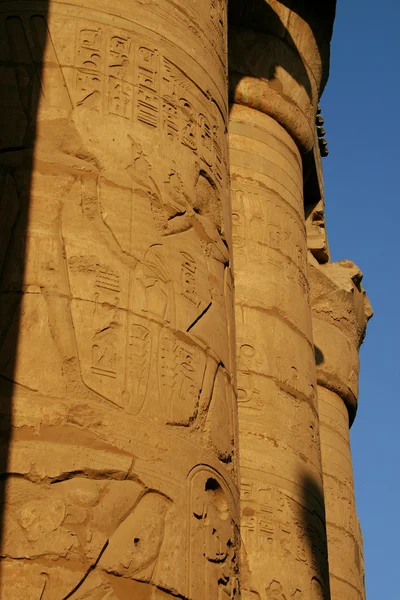 Grote hypostyle hal en wolken op de tempels van karnak — Stockfoto