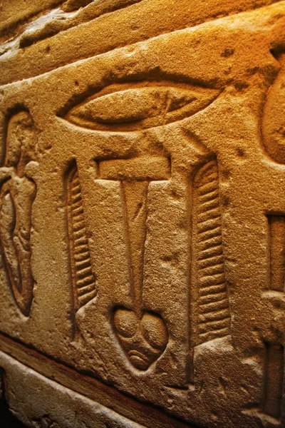 Oude Egypte Hieroglyphs gesneden op de steen — Stockfoto