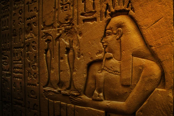 Gamla Egypten Hieroglyfer ristade på stenen — Stockfoto