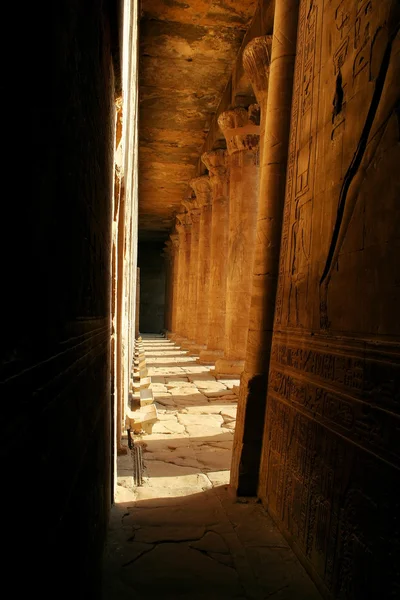 Zwiedzanie świątyni w edfu - Egipt - horus — Zdjęcie stockowe
