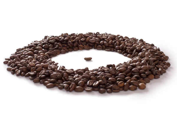 Kaffebønner omgitt av andre kaffebønner – stockfoto