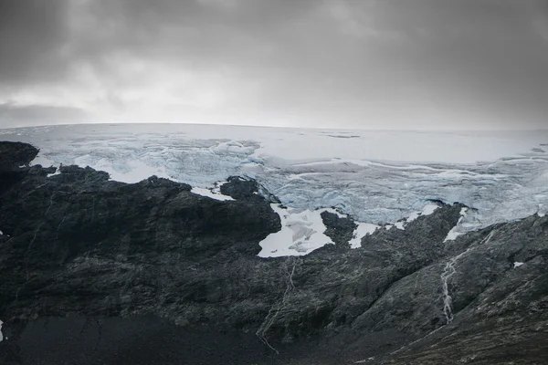 Veduta del ghiacciaio sulle montagne norvegesi — Foto Stock