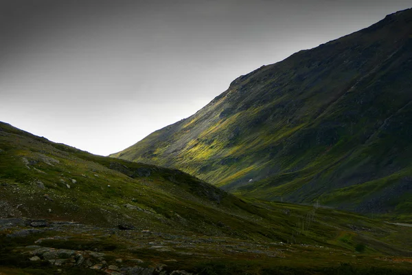 ノルウェーの山々 の美しい風景 — ストック写真