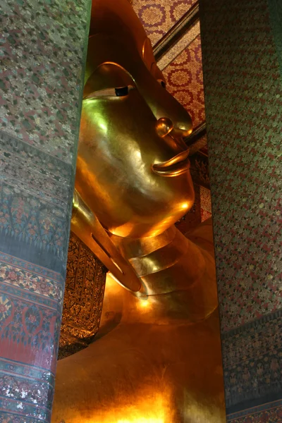 Den stora gyllene liggande Buddhaen — Stockfoto