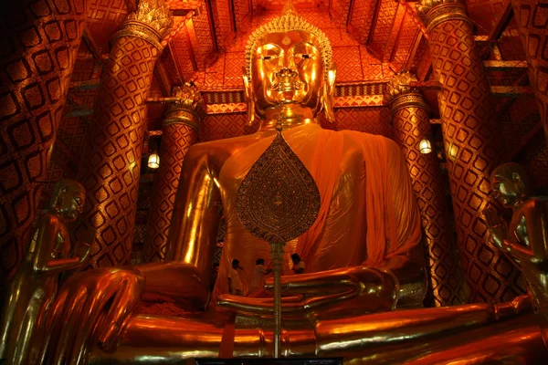 Gyllene buddha bild i tempel, bangkok, thailand — Stockfoto