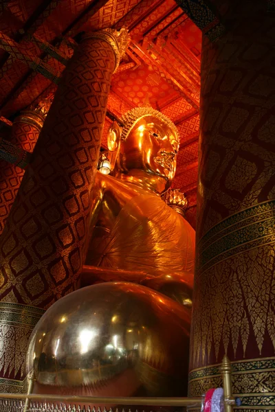 Gyllene buddha bild i tempel, bangkok, thailand — Stockfoto