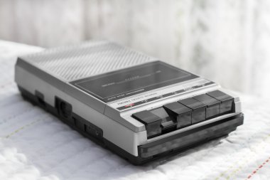Beyaz bir arka planda Retro kaset kaset çalar