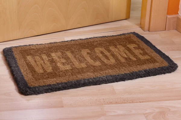 Добро пожаловать домой коврик с открытой дверью Стоковое Изображение