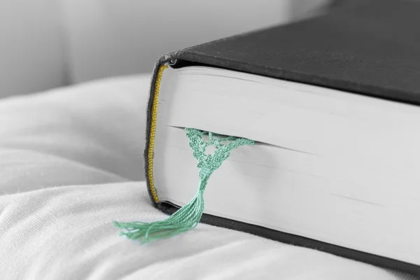 Закрыть книгу с зеленой закладкой — стоковое фото
