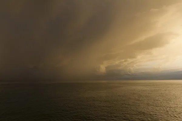 Gewitterwolken über dem See — Stockfoto