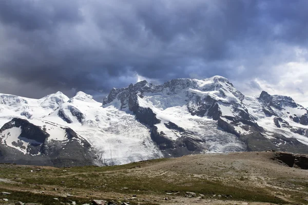 Panorama del paesaggio montano. Svizzera — Foto Stock