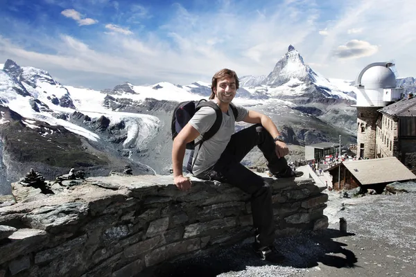 Mountaineer. Mount Matterhorn in the Swiss Alps. — Stock Photo, Image