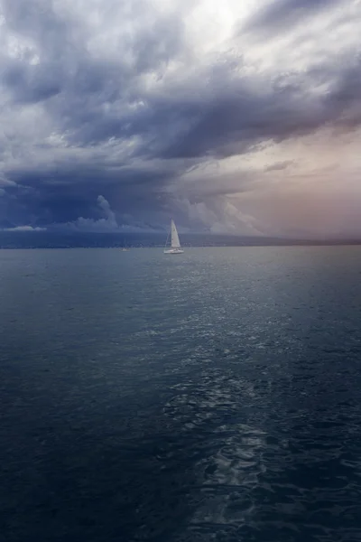 Barco en el lago Leman. Suiza. Puesta de sol — Foto de Stock