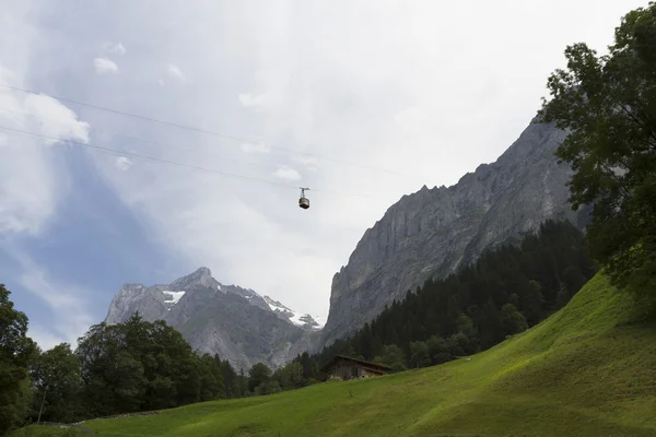 Kabelbaan in bergen van de Alpen — Stockfoto