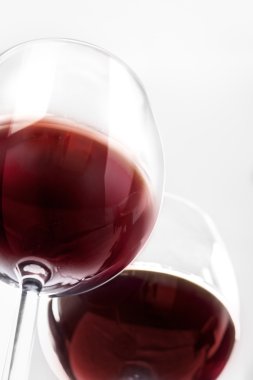 İki kadeh kırmızı şarap.