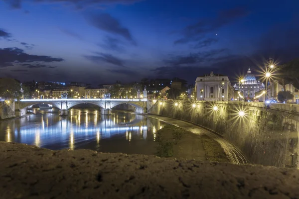 Tiber, night view at St. Peter's cathedral in Rome, Italy — Stock Photo, Image