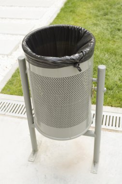 parkta Metal çöp kovası