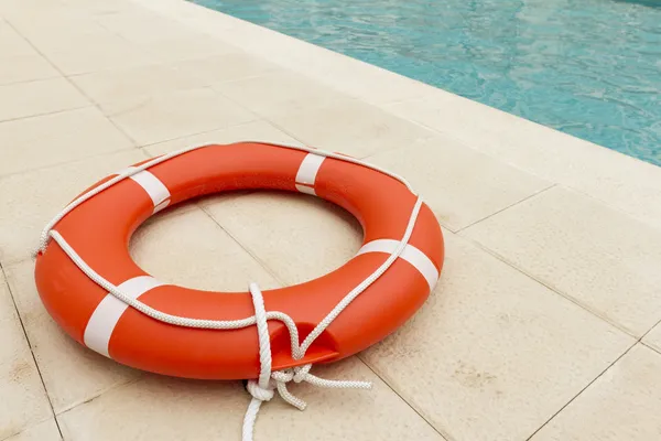 Lifeguard dicht bij zwembad — Stockfoto