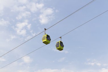Teleferik mavi gökyüzünün altında. Zaragoza