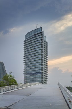 Zaragoza. su kulesi. Mavi gökyüzü