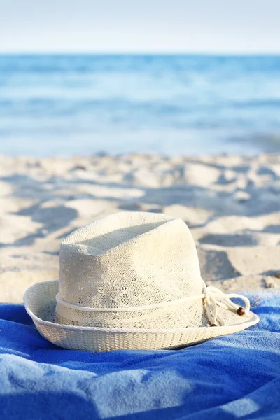 Hat on the beach. Blue sea — Stock Photo, Image