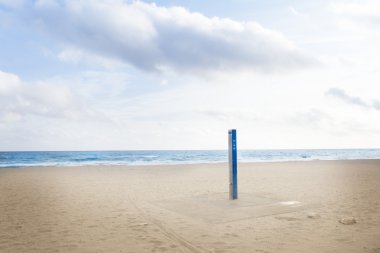 Mavi gökyüzü açık duş beach