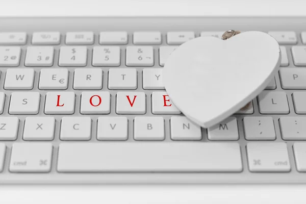 Corazón blanco en el teclado. Concepto de amor — Foto de Stock