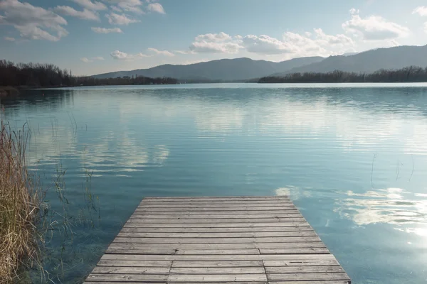 Lake Banyoles with wooden pier — Stock Photo, Image