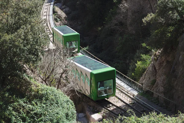 モントセラト山で緑色の電車 — ストック写真