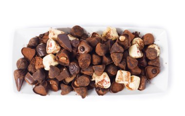 Beyaz bir arka planda değişik çikolatalar