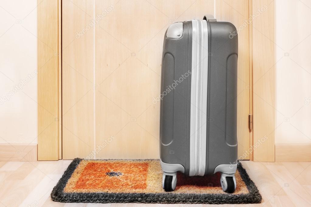 Welcome home doormat with suitcase