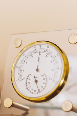 renkli arka plan ile hava termometre