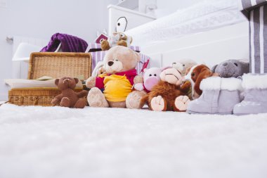 iç oda içi doldurulmuş hayvan oyuncaklar