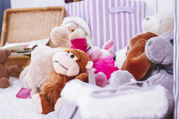 Juguetes de peluche en habitación interior — Foto de Stock