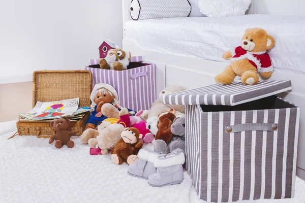 Brinquedos de animais recheados no quarto interior — Fotografia de Stock