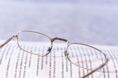 eski gözlük ile açık kitap