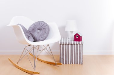 modern beyaz sallanan sandalye ve duvar