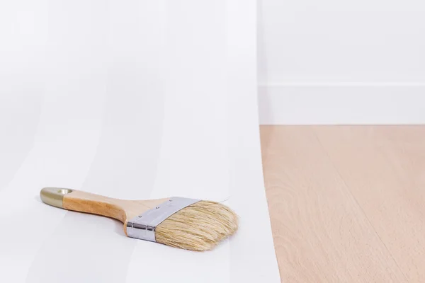 Pincel de papel y pintura en habitación interior — Foto de Stock