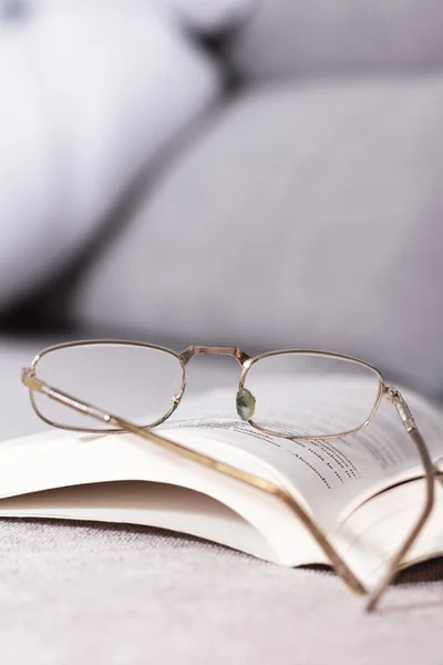 Livre ouvert avec de vieilles lunettes — Photo