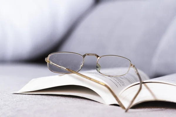 Otwórz książkę w starych okularach — Zdjęcie stockowe