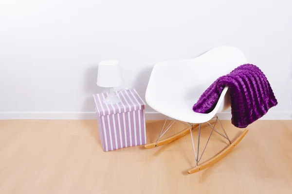 Moderne witte schommelstoel en muur — Stockfoto