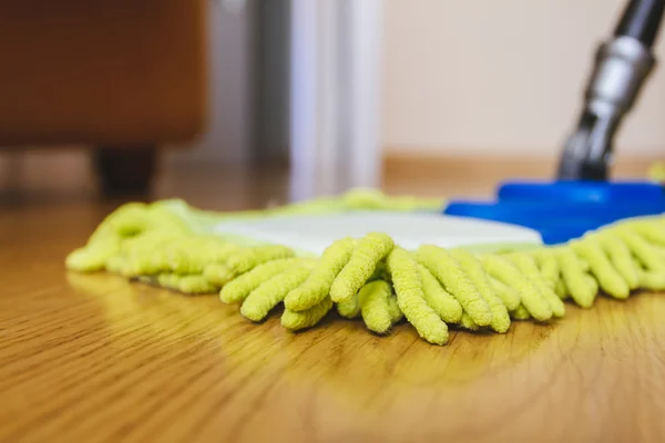 Прибирання будинку - мопед миття дерев'яної підлоги — стокове фото