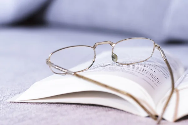 Libro abierto con gafas viejas —  Fotos de Stock