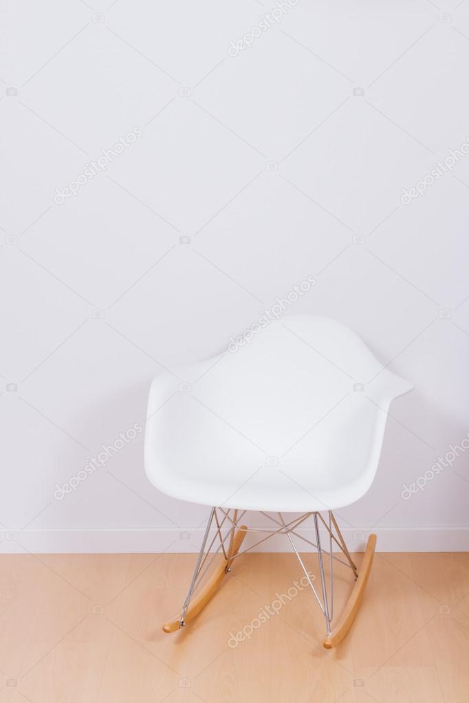 Moderne Witte Schommelstoel En Muur Stockfoto C Osorioartist 48475991