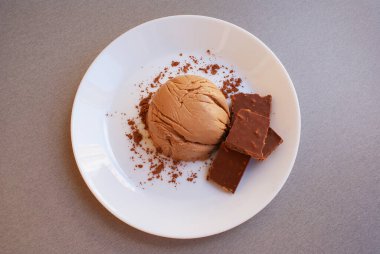 Lezzetli sütlü çikolatalı tatlı, fındıklı çikolata.