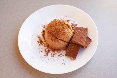 Lezzetli sütlü çikolatalı tatlı, fındıklı çikolata.