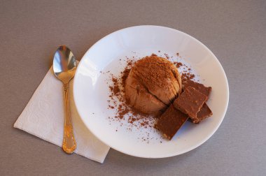 Lezzetli sütlü çikolatalı tatlı, fındıklı çikolata.